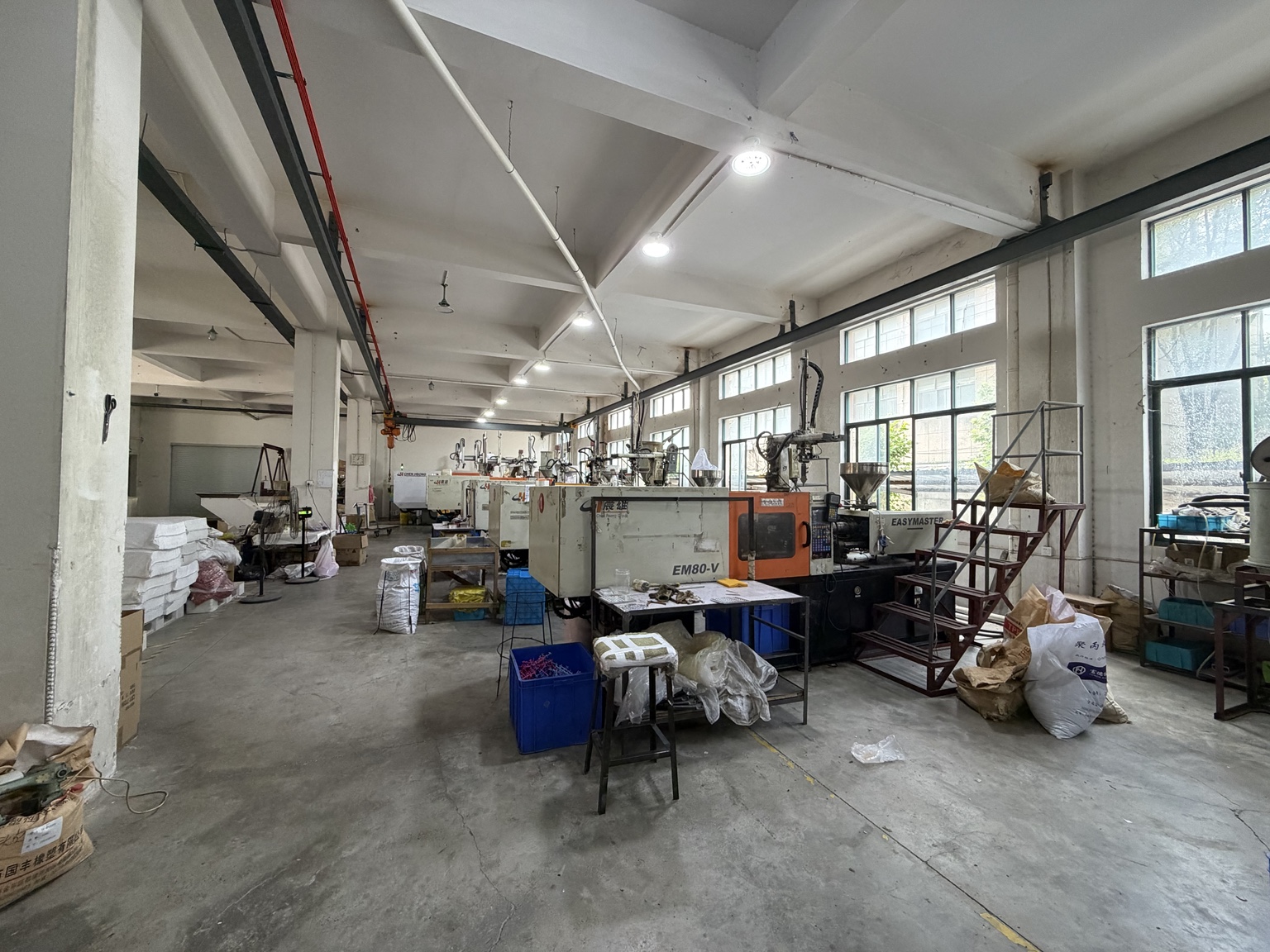 Plastic injection molding equipment in the YIHUA factory